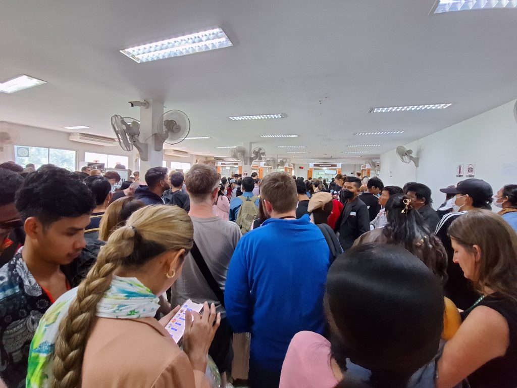 Thai immigration at Aranyaprathet / Ban Khlong